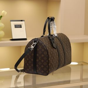 Alternative view of Leather Briefcase Spacious capacity, versatile use. Durable and reliable. Stylish design, mature and sophisticated. Features secure dual zippers and a padlock, making it ideal for business or leisure. Dimensions: 45 × 27 × 20 cm